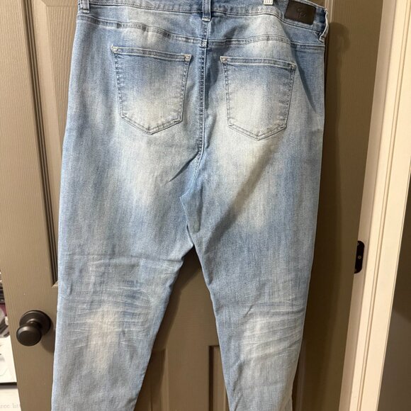 Celebrity Pink 18W Boyfriend Jeans in Light Wash Distressed - Picture 2 of 5